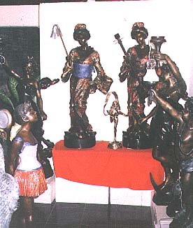 ダーン・クウィアンのブロンズ像のお店の日本人形