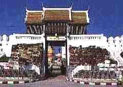 チュンポン門　タオ・スラナリ像　（タイ　イサーン（東北部）　コラート）